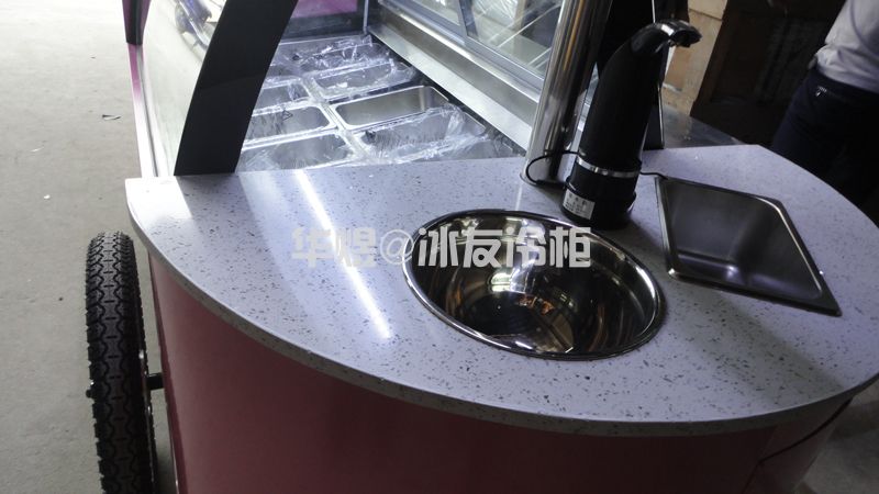 冰友冰淇淋车移动雪糕车冰激凌车售卖车移动式冰淇淋展示柜手推车(图9) 冰友冰淇淋车移动雪糕车冰激凌车售卖车移动式冰淇淋展示柜手推车(图9)
